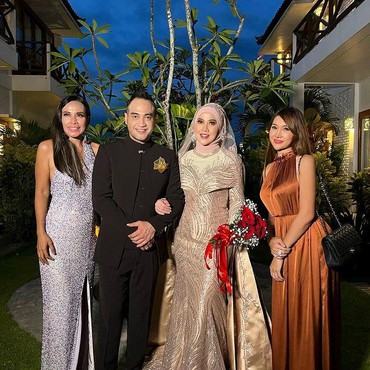 Foto Resepsi Venna Melinda-Ferry Irawan VS Tangis Ayah Angelina Sondakh