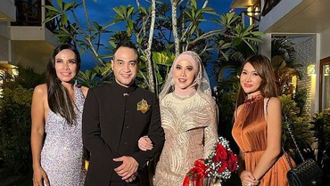 Foto Resepsi Venna Melinda-Ferry Irawan VS Tangis Ayah Angelina Sondakh