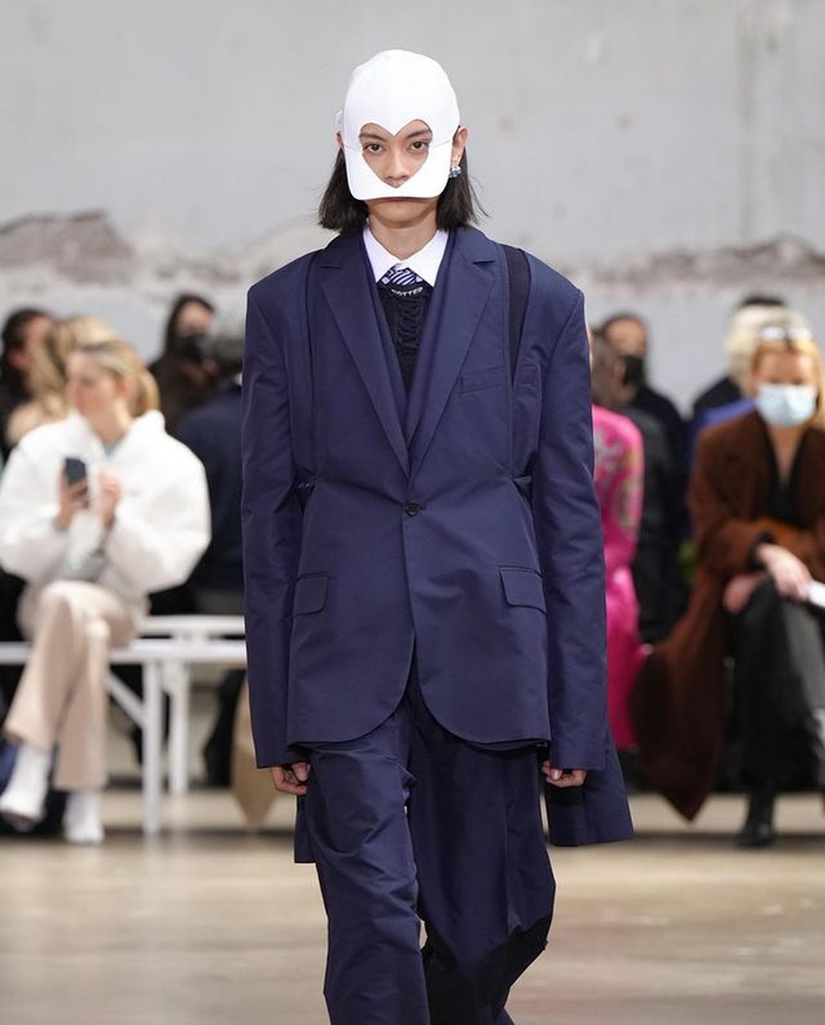 Rizal Rama adalah seorang model asal Surabaya yang tampil di Paris Fashion Week 2022 bikin bangga Indonesia&period; Yuk&comma; intip potretnya&excl;