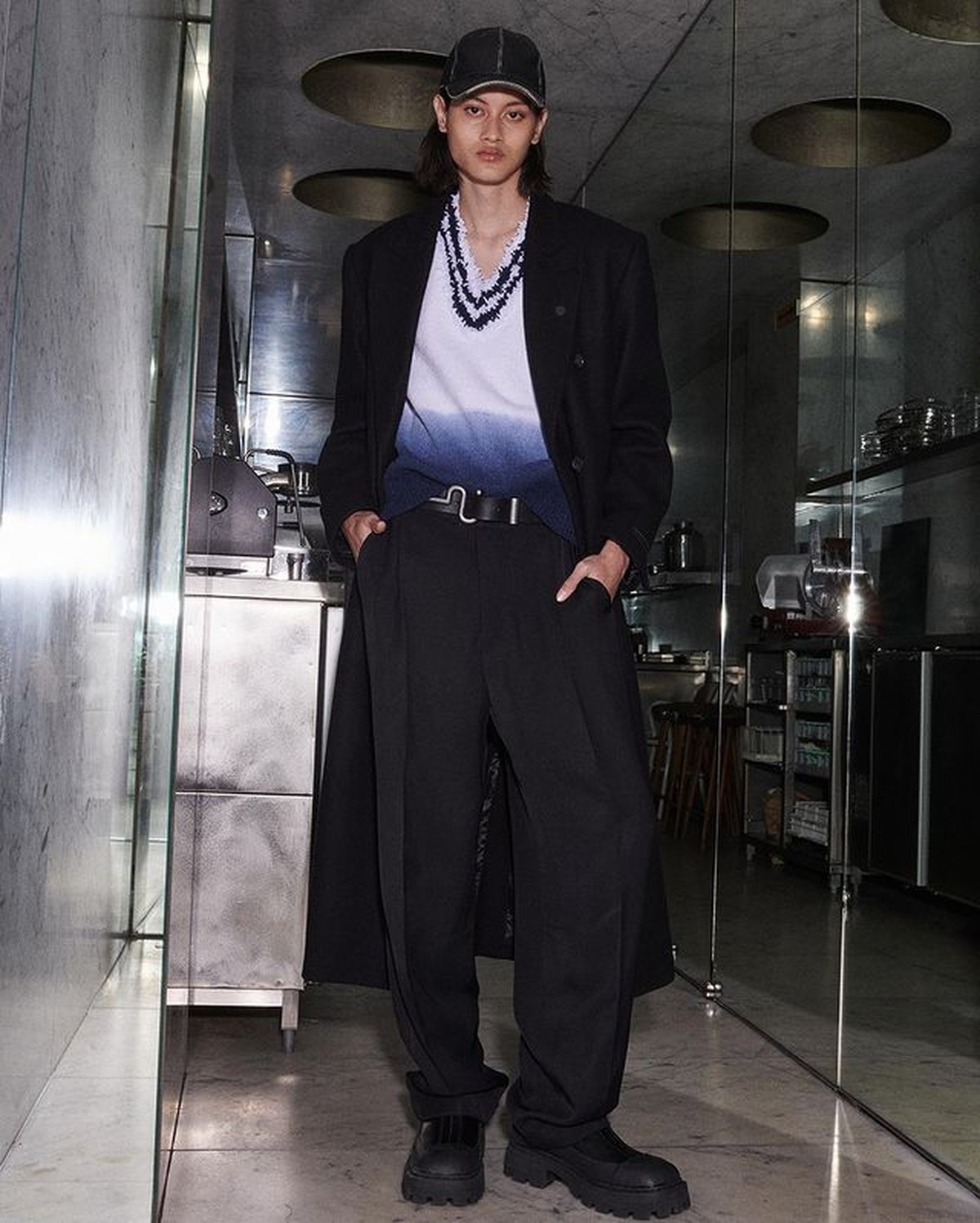 Rizal Rama adalah seorang model asal Surabaya yang tampil di Paris Fashion Week 2022 bikin bangga Indonesia&period; Yuk&comma; intip potretnya&excl;