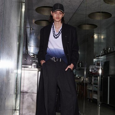 7 Potret Rizal Rama Model Indonesia Tampil di Paris Fashion Week 2022