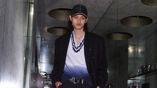 7 Potret Rizal Rama Model Indonesia Tampil di Paris Fashion Week 2022