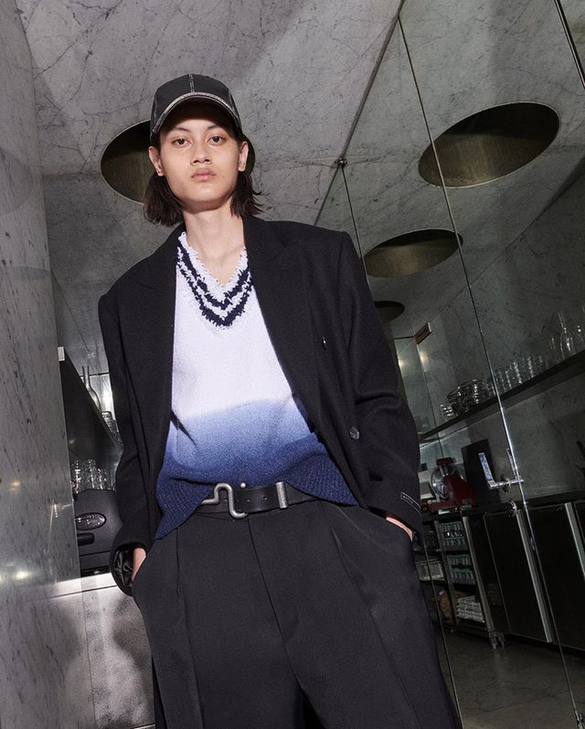 Rizal Rama adalah seorang model asal Surabaya yang tampil di Paris Fashion Week 2022 bikin bangga Indonesia&period; Yuk&comma; intip potretnya&excl;