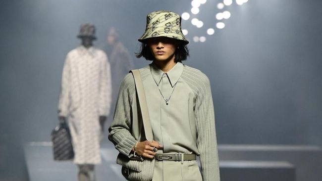 Di samping kritik soal Paris Fashion Week (PFW) yang viral di media sosial, nyatanya di panggung PFW justru ada model Indonesia yang melenggang di runway. 