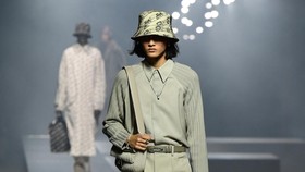 Riuh PFW, Rizal Rama Model Indonesia Melenggang di Paris Fashion Week