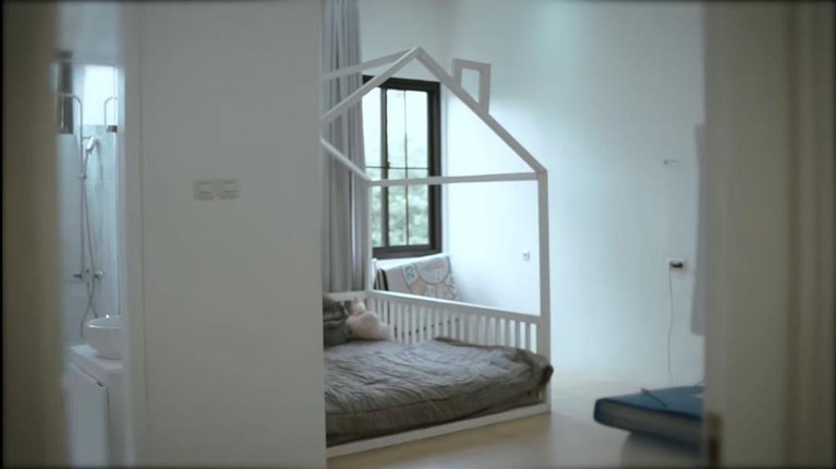 Rumah Jonathan Frizzy Usai bercerai dari Dhena Devanka, Jonathan Frizzy atau Ijonk terpaksa menjual rumah yang ia tinggali dengan Dhena. Yuk, intip!