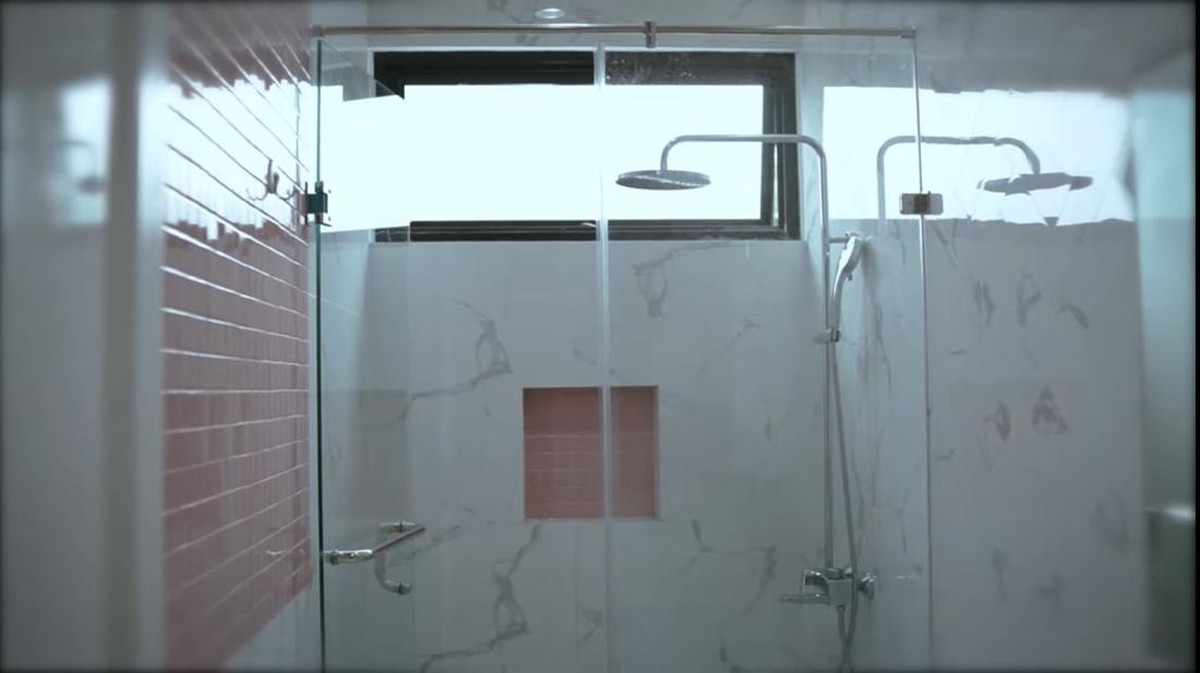 Usai bercerai dari Dhena Devanka&comma; Jonathan Frizzy atau Ijonk terpaksa menjual rumah yang ia tinggali dengan Dhena&period; Yuk&comma; intip&excl;