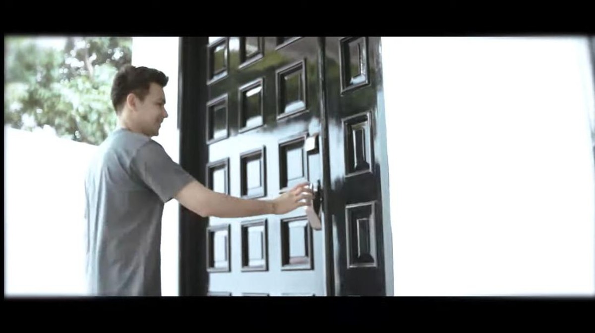 Usai bercerai dari Dhena Devanka&comma; Jonathan Frizzy atau Ijonk terpaksa menjual rumah yang ia tinggali dengan Dhena&period; Yuk&comma; intip&excl;