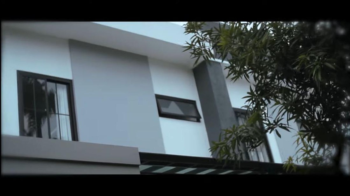 Usai bercerai dari Dhena Devanka&comma; Jonathan Frizzy atau Ijonk terpaksa menjual rumah yang ia tinggali dengan Dhena&period; Yuk&comma; intip&excl;