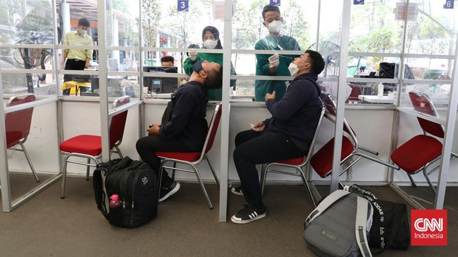 Puluhan penumpang kereta api domestik jarak jauh masih melakukan tes Antigen sebagai syarat perjalanan lantaran belum mendapat dosis lengkap vaksin.