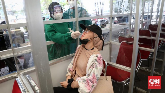 Pelanggan Kereta Api Jarak Jauh di atas 17 tahun yang belum mendapatkan vaksin ketiga (booster) wajib menunjukkan hasil negatif tes PCR atau tes antigen.