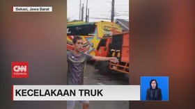 VIDEO: Tabrakan Dua Truk, Pengemudi Patah Kaki