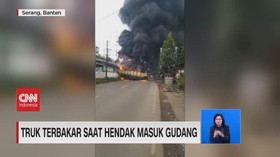 VIDEO: Truk Terbakar Hebat Saat Hendak Masuk Gudang