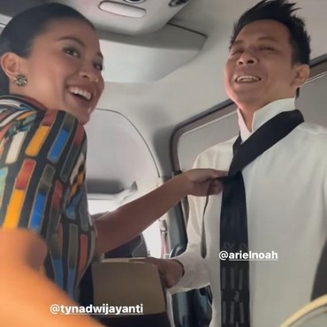 Duda Ketemu Janda, Tyna Kanna Mesra Pakaikan Dasi ke Ariel NOAH