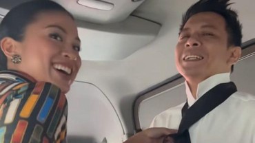img-title Duda Ketemu Janda, Tyna Kanna Mesra Pakaikan Dasi ke Ariel NOAH