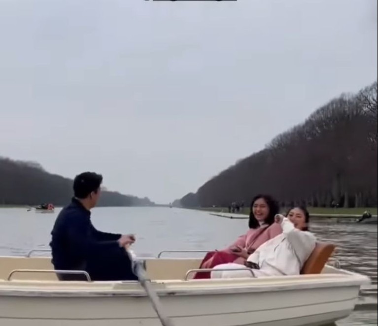 Tyna Kanna dan Ariel NOAH Kebersamaan Ariel NOAH dan Tyna Kanna saat kerja bareng artis lainnya di Paris jadi sorotan publik. Yuk, intip potret mereka!