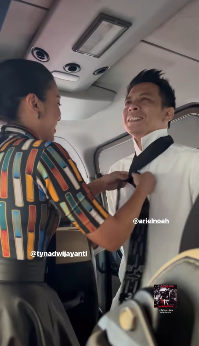 Tyna Kanna dan Ariel NOAH Kebersamaan Ariel NOAH dan Tyna Kanna saat kerja bareng artis lainnya di Paris jadi sorotan publik. Yuk, intip potret mereka!