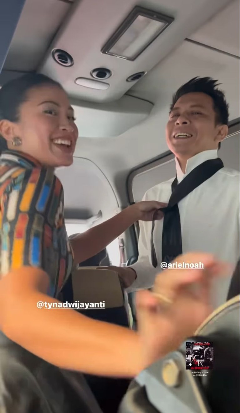 Tyna Kanna dan Ariel NOAH Kebersamaan Ariel NOAH dan Tyna Kanna saat kerja bareng artis lainnya di Paris jadi sorotan publik. Yuk, intip potret mereka!
