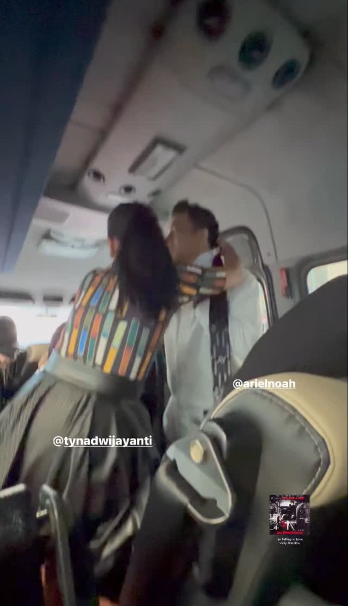 Kebersamaan Ariel NOAH dan Tyna Kanna saat kerja bareng artis lainnya di Paris jadi sorotan publik&period; Yuk&comma; intip potret mereka&excl;