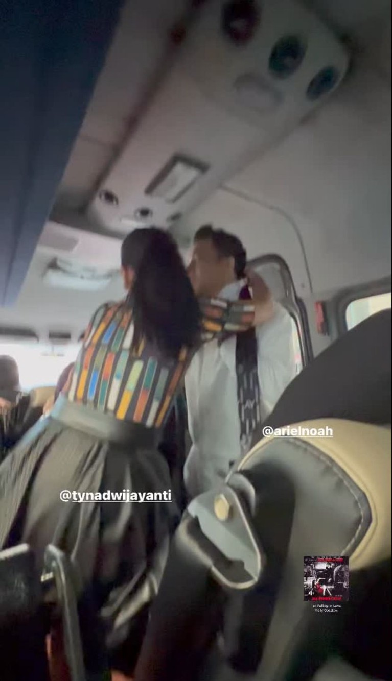 Tyna Kanna dan Ariel NOAH Kebersamaan Ariel NOAH dan Tyna Kanna saat kerja bareng artis lainnya di Paris jadi sorotan publik. Yuk, intip potret mereka!