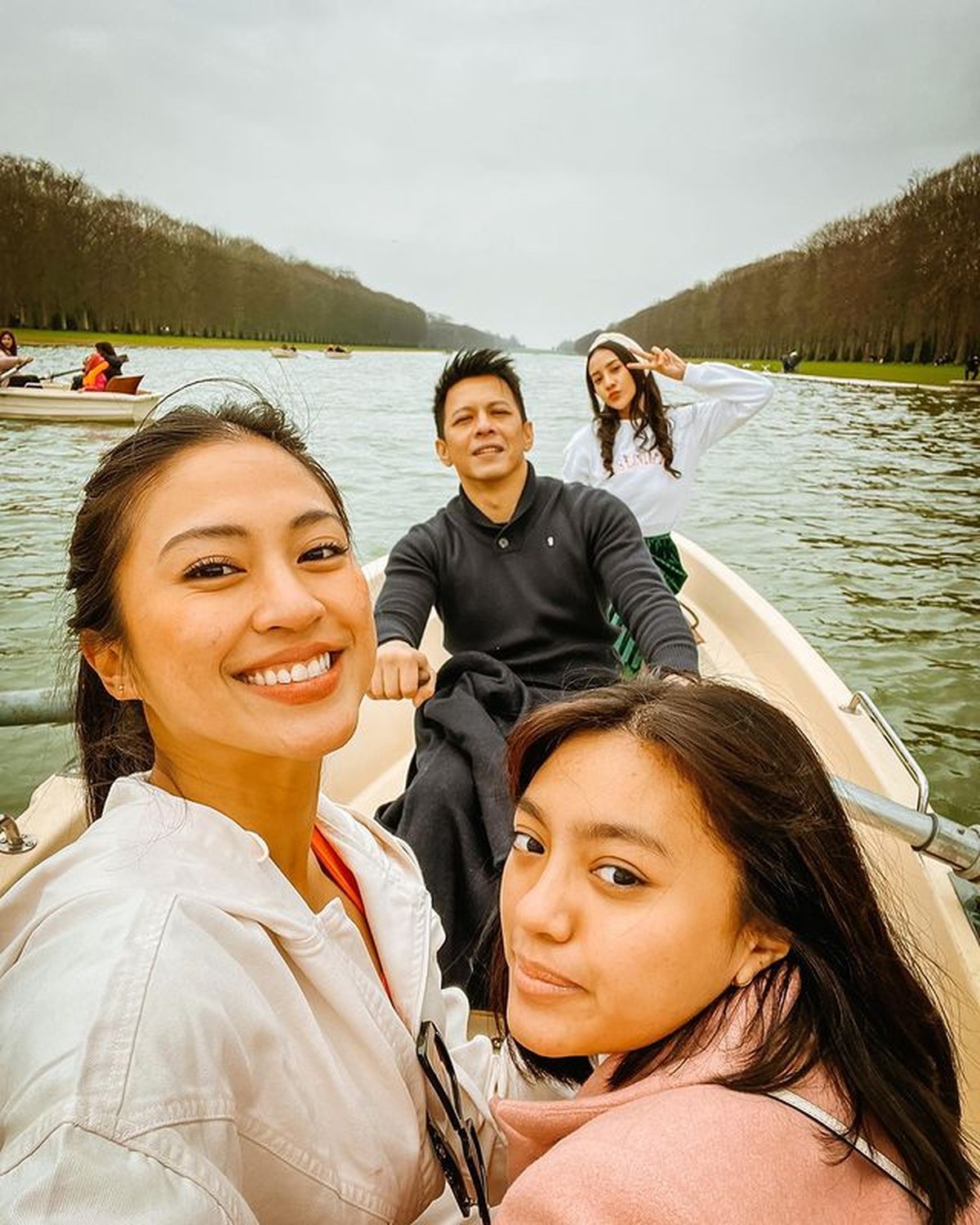 Kebersamaan Ariel NOAH dan Tyna Kanna saat kerja bareng artis lainnya di Paris jadi sorotan publik&period; Yuk&comma; intip potret mereka&excl;