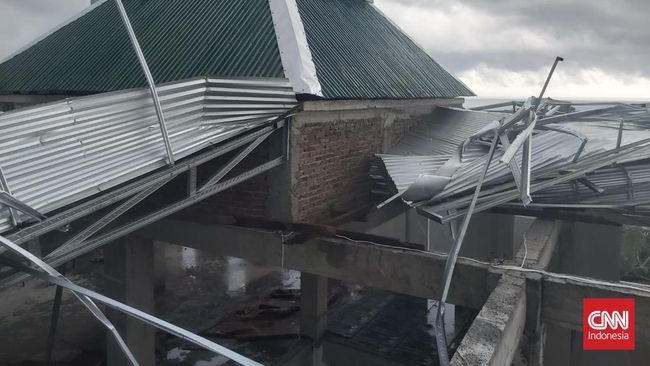 Setidaknya satu bangunan sekolah dan 9 rumah rusak diterjang angin puting beliung di Jeneponto, Sulsel, pada Kamis lalu.