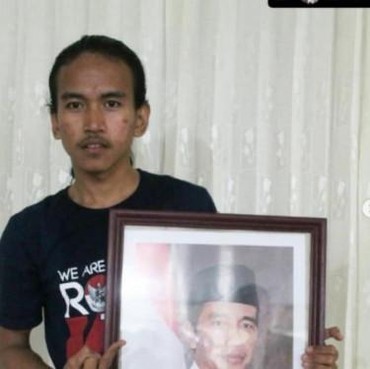Dicap Jamet, Beginilah Foto Adam Deni Kala Acungkan Jari Tengah ke Jokowi