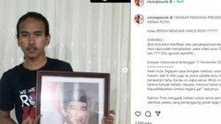 Dicap Jamet, Beginilah Foto Adam Deni Kala Acungkan Jari Tengah ke Jokowi