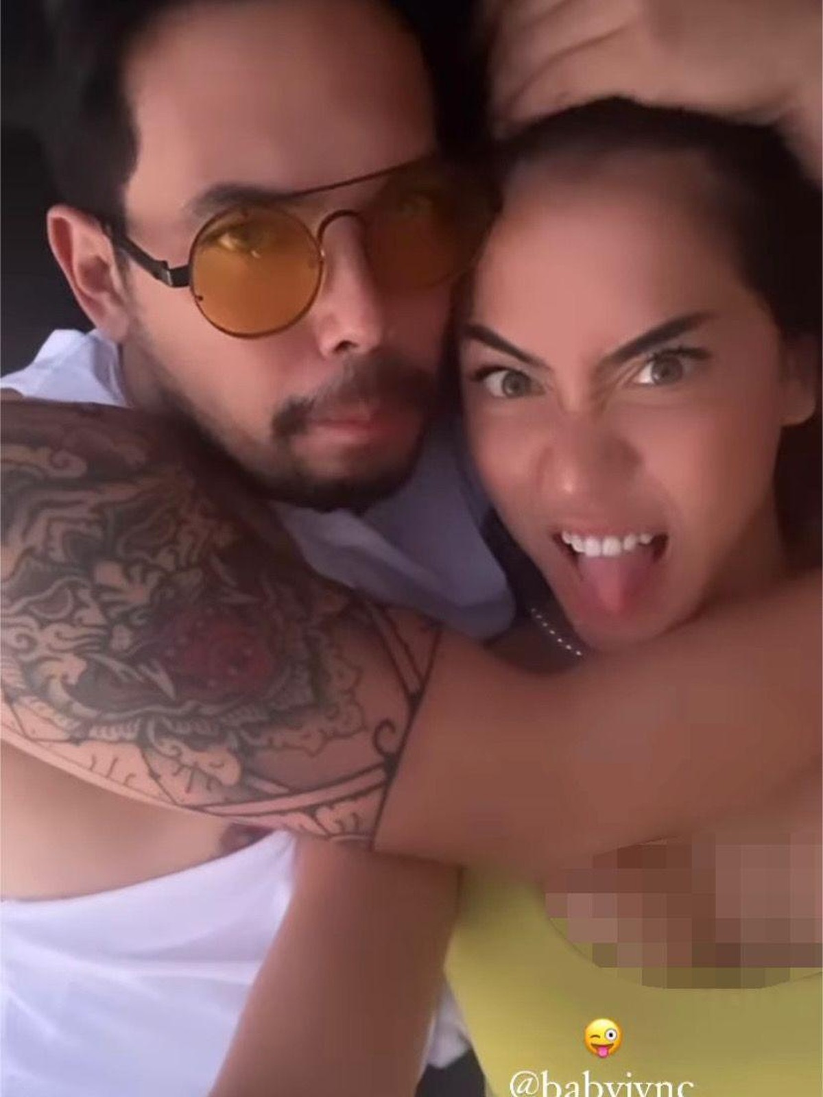 Tak ingin kalah dengan Wulan Guritno&comma; Adilla Dimitri pamer kemesraan dengan pacar baru yang lebih muda 15 tahun&period; Yuk&comma; intip&excl;