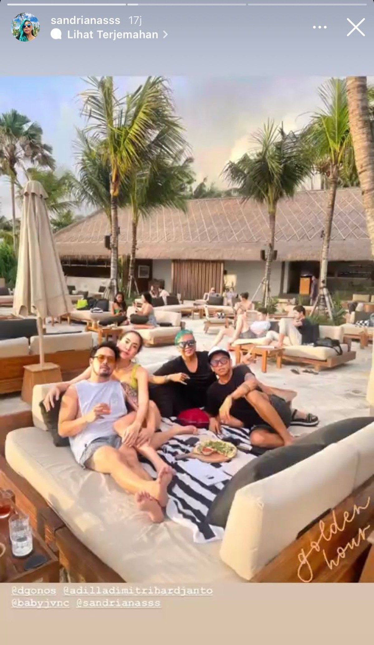 Tak ingin kalah dengan Wulan Guritno&comma; Adilla Dimitri pamer kemesraan dengan pacar baru yang lebih muda 15 tahun&period; Yuk&comma; intip&excl;