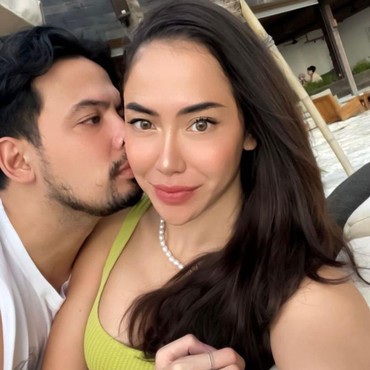 7 Momen Mesra Adilla Eks Wulan Guritno & Pacar Baru Lebih Muda 15 Tahun