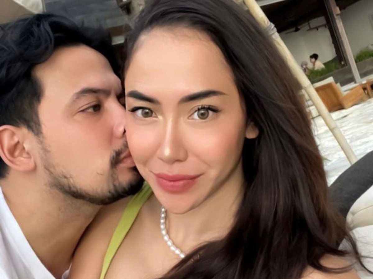 Tak ingin kalah dengan Wulan Guritno&comma; Adilla Dimitri pamer kemesraan dengan pacar baru yang lebih muda 15 tahun&period; Yuk&comma; intip&excl;