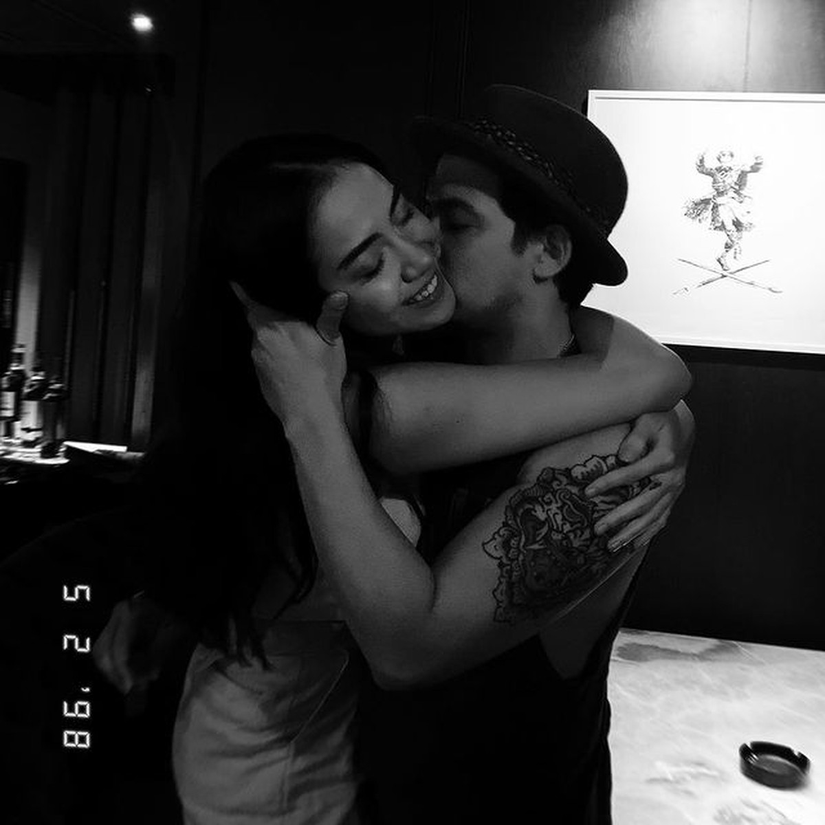 Tak ingin kalah dengan Wulan Guritno&comma; Adilla Dimitri pamer kemesraan dengan pacar baru yang lebih muda 15 tahun&period; Yuk&comma; intip&excl;