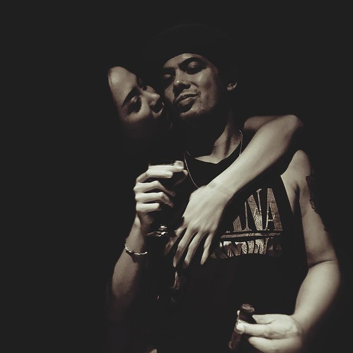 Tak ingin kalah dengan Wulan Guritno&comma; Adilla Dimitri pamer kemesraan dengan pacar baru yang lebih muda 15 tahun&period; Yuk&comma; intip&excl;