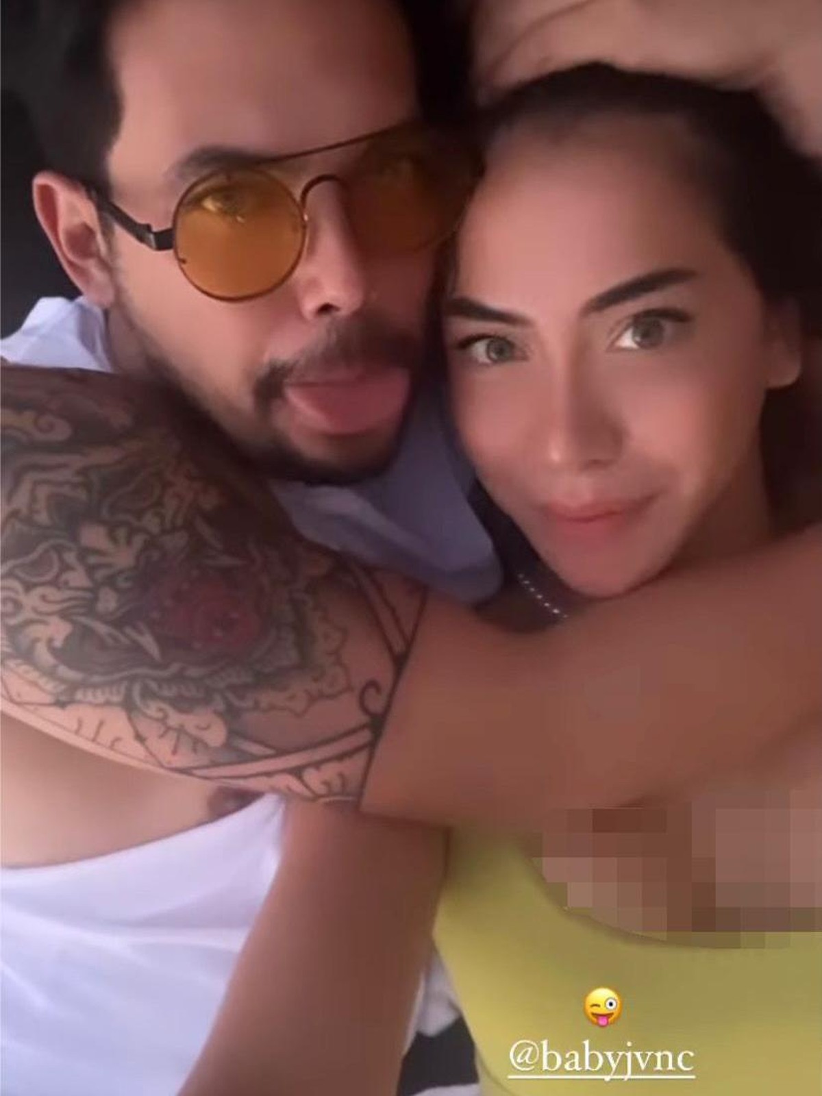 Tak ingin kalah dengan Wulan Guritno&comma; Adilla Dimitri pamer kemesraan dengan pacar baru yang lebih muda 15 tahun&period; Yuk&comma; intip&excl;