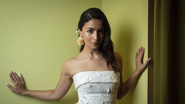 Alia Bhatt melakoni debut Hollywoodnya dalam film Heart of Stone yang dibintangi Gal Gadot dan Jamie Dornan.