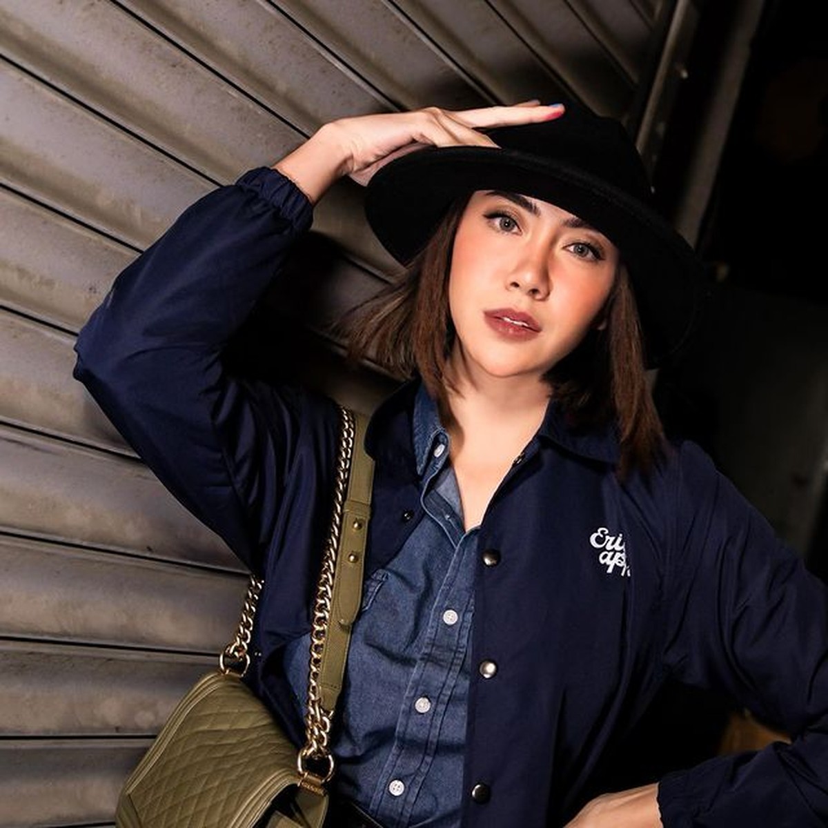 Adilla Dimitri eks suami Wulan Guritno telah move on dan gandeng kekasih baru&comma; Baby Jovanca yang beda 15 tahun&period; Yuk&comma; intip potretnya&excl;