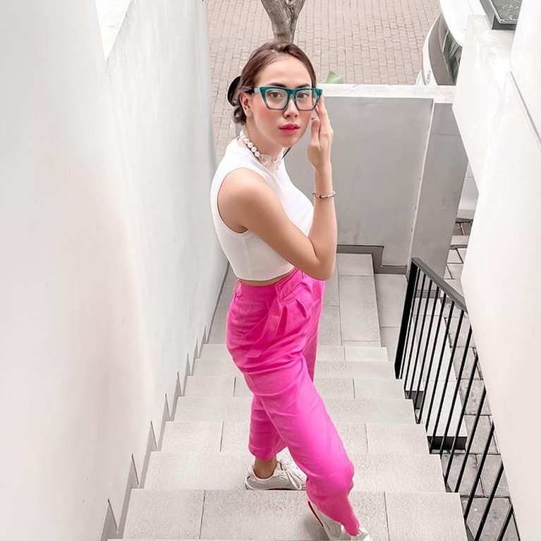 Baby Jovanca Adilla Dimitri eks suami Wulan Guritno telah move on dan gandeng kekasih baru, Baby Jovanca yang beda 15 tahun. Yuk, intip potretnya!