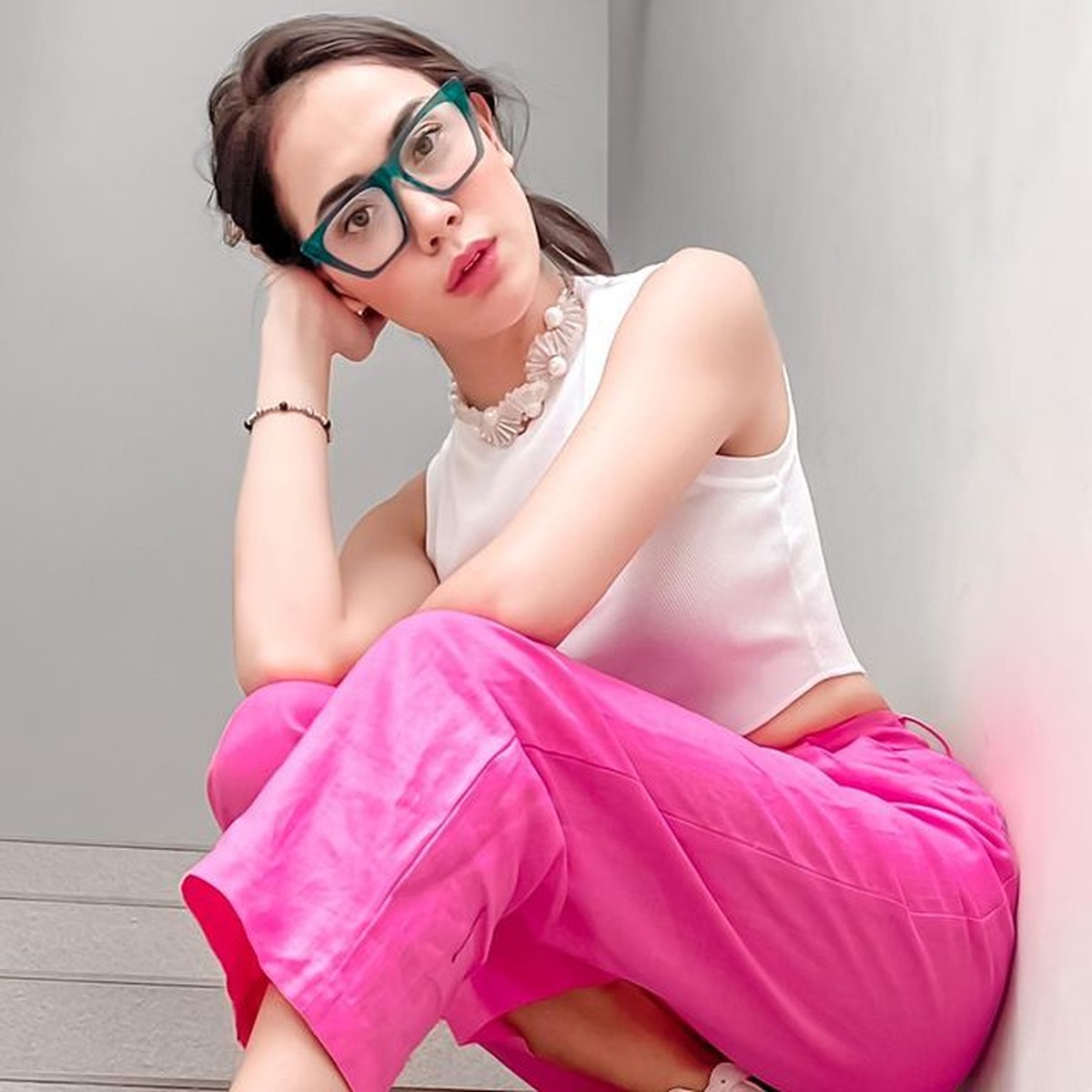 Adilla Dimitri eks suami Wulan Guritno telah move on dan gandeng kekasih baru&comma; Baby Jovanca yang beda 15 tahun&period; Yuk&comma; intip potretnya&excl;