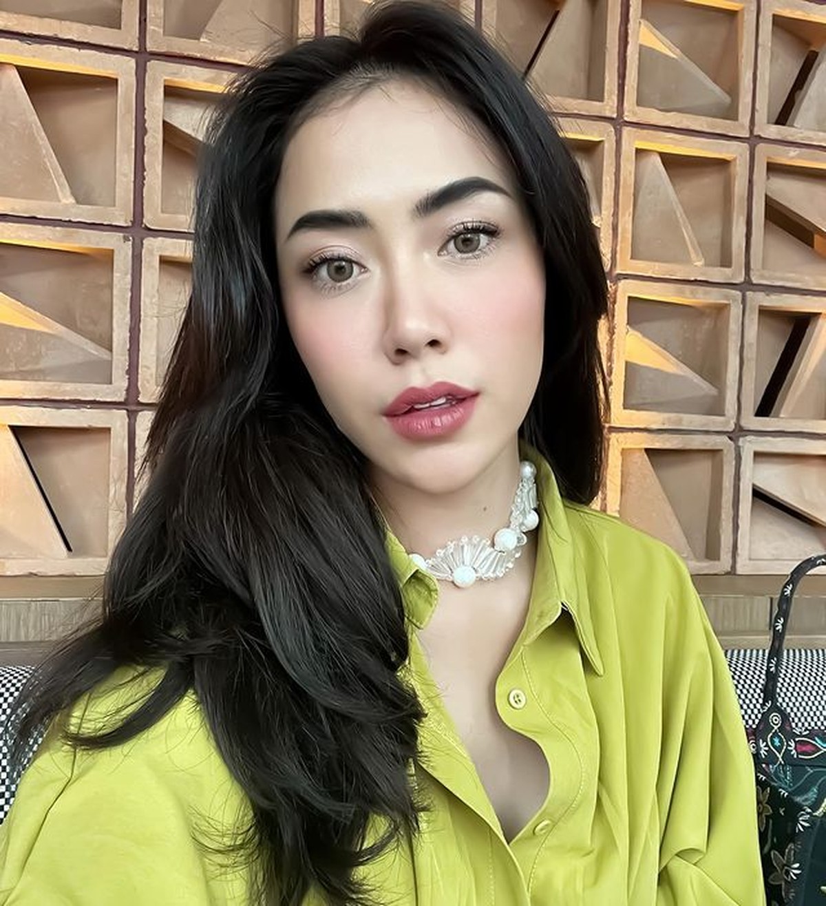 Adilla Dimitri eks suami Wulan Guritno telah move on dan gandeng kekasih baru&comma; Baby Jovanca yang beda 15 tahun&period; Yuk&comma; intip potretnya&excl;