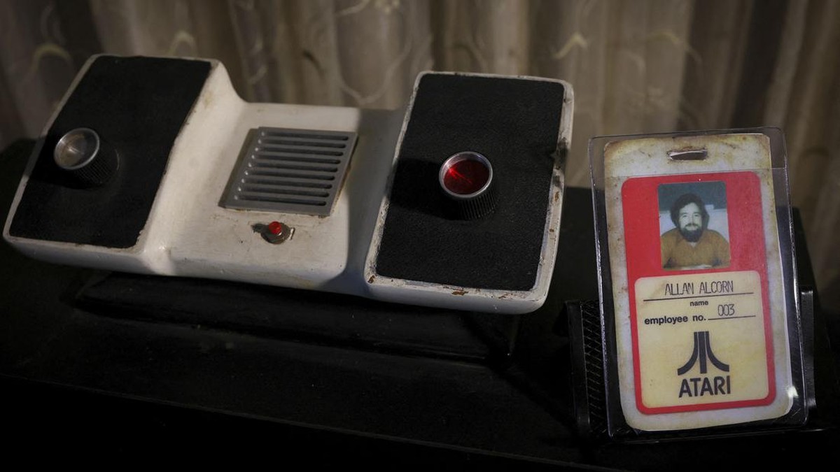 FOTO: Barang Langka Steve Jobs Dilelang, dari Cek Hingga NFT