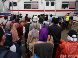 Duduk di KRL Tak Lagi Berjarak, Dinkes Bekasi: Kasus COVID Turun Signifikan
