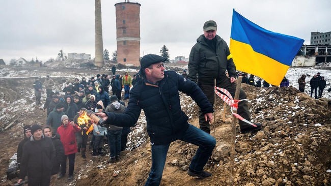 Warga Kyiv, Ukraina bersiap menghadapi kemungkinan terburuk saat Rusia bisa menembus pertahanan dan masuk ke ibu kota. Mereka bahu membahu siap melawan Rusia.