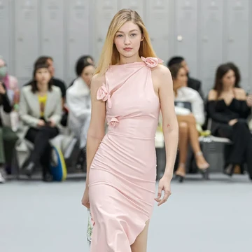 Gigi Hadid Sumbangkan Pendapatan Selama Fashion Week untuk Ukraina dan Palestina