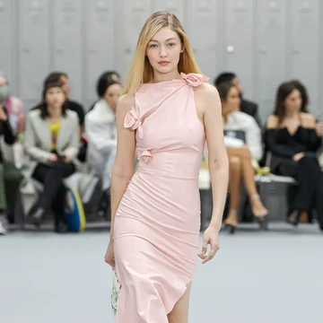 img-title Gigi Hadid Sumbangkan Pendapatan Selama Fashion Week untuk Ukraina dan Palestina