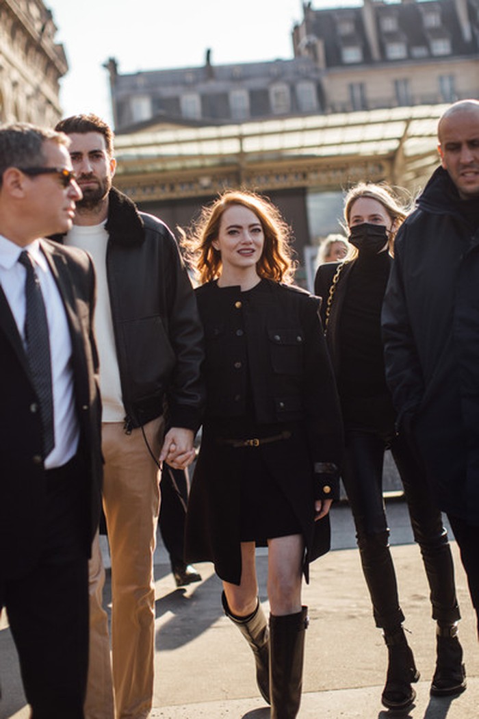 Emma Stone dan kekasihnya, Dave McCary, bergegas ke show Louis Vuitton dalam busana serba hitam, mulai dari dress, overcoat, belt, hingga knee-high boots. Classic and chic! Foto: livingly.com/ImaxTree