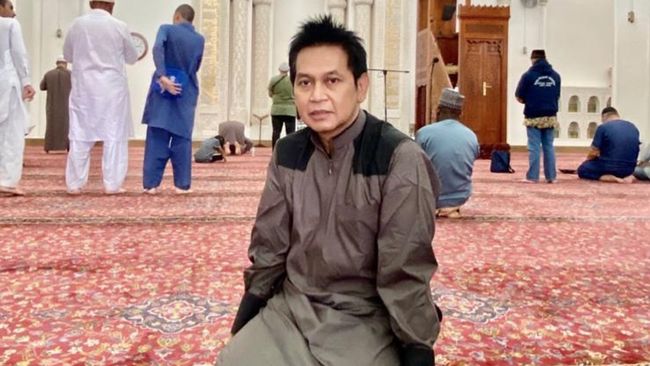 Penulis Lupus, Hilman Hariwijaya disebut sering sakit-sakitan karena kurang tidur mengingat pekerjaannya menulis naskah sinetron stripping.