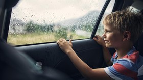 4 Alasan Jangan Meninggalkan Bocah di Dalam Mobil