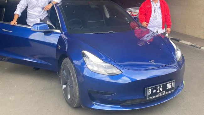Tesla Model 3 dan Ferrari California adalah sebagian aset tersangka penipuan investasi Indra Kenz yang disita kepolisian.