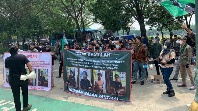 Polres Jakarta Pusat menyatakan dua anggota polisi terluka saat membubarkan aksi demonstrasi HMI di depan Istana Negara, Jakarta Pusat, Jumat (22/4) kemarin.
